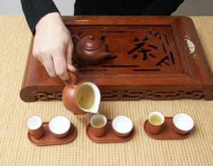 วิธีชงชาจีน : รินต่ำเพื่อดื่ม